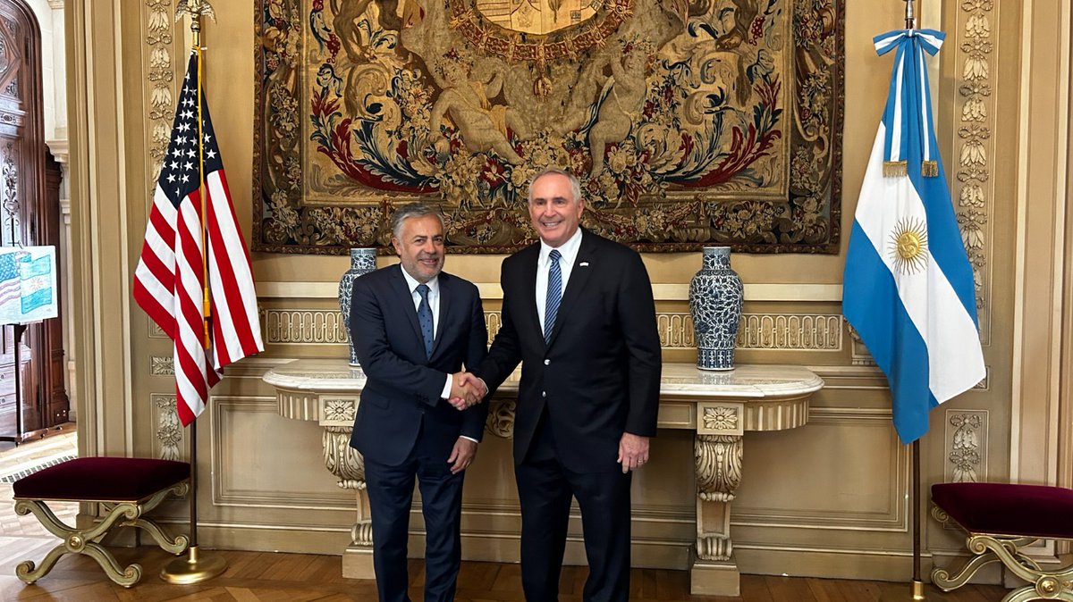 alfredocornejo's tweet image. Fui invitado por el embajador de Estados Unidos, Marc Stanley, a su residencia, para dialogar sobre las oportunidades que posee Mendoza para atraer inversiones en materia de minería, turismo, gastronomía y vitivinicultura, entre otros temas.

Además, pudimos presentarle un…