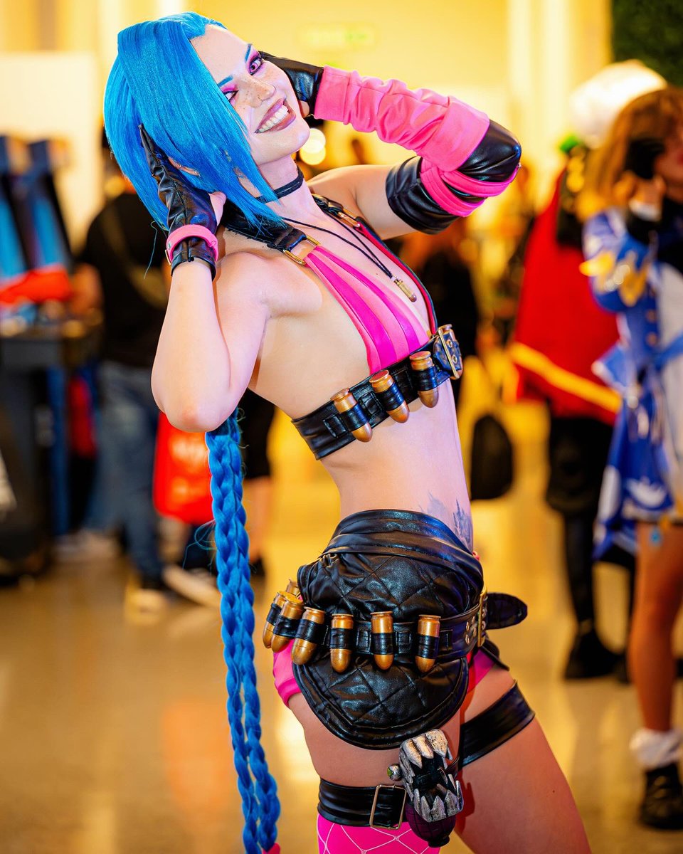 xAndrastax's tweet photo. Best memories on Comic Con Costa Rica  🇨🇷

Thank you everyone who spend the time with me, for every compliment, gift and every of your smile 💙 I had a wonderful time in such a beautiful country. I wanna come back here so bad asap!
~ Jinx is singing out 🫡

#jinx #leagueoflegends https://t.co/aJdxaVFIPe
