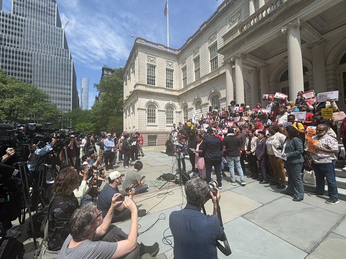 Today, we’re at City Hall to join @DRUM & @watchthecops in standing with the Rozario family as they call for @NYCMayor and Commissioner Caban to fire officers Alongi & Cianfrocco for murdering #WinRozario in his family’s home & for @NewYorkStateAG to prosecute them for murder.