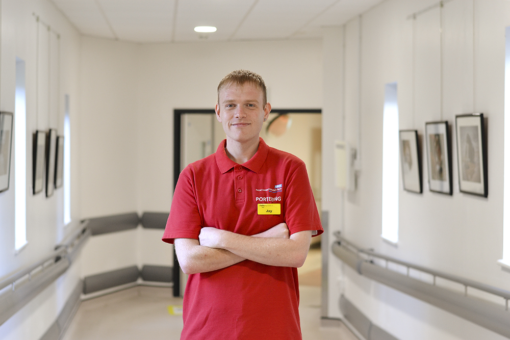 Looking for a job that keeps you active? Do you enjoy talking to people and helping others? If so, apply now for our Porter role where you'll transport patients to wards, clinics and departments @RUHBath 🌟£22,383 p/a 🌟various shifts available 👉bit.ly/3UAGR98