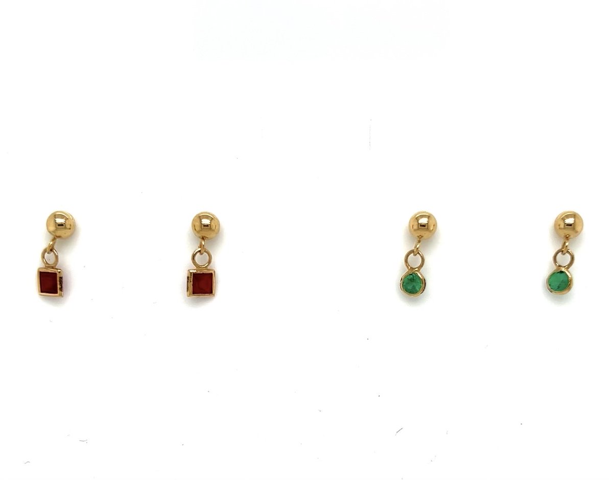 These cute earrings come in a wide variety of colors at an affordable price point! 🤩 Stop in&grab a pair for your favorite graduate,mother, or a just because!🎁
#itsaraywardring #diamonds #coloredstones #loveishere  #earrings #preferredjeweler #thinkrayward #ardmoreok #shoplocal