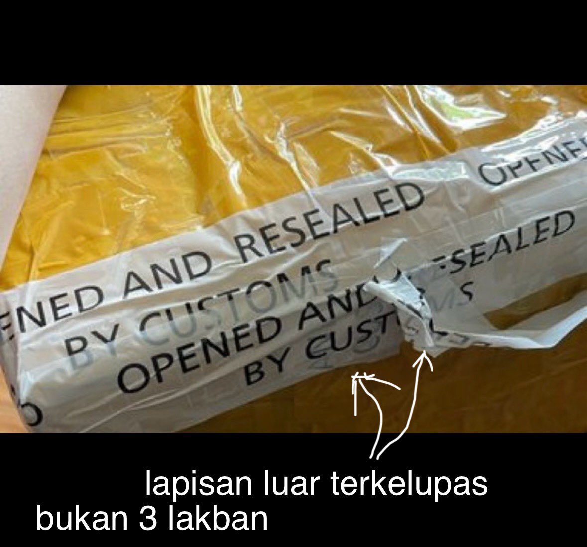 btcforliving's tweet photo. @pikiranseni @TectonaGrandiz @samuelchrstns @prastow @medyrenaldy_ coba dicek lagi bro, itu tetep 2 lakban bukan 3 lakban, kalo dia 3 gak ada timpahan tulisan lagi di tulisan “OPENED AND BY CUST”, kalau salah boleh dikoreksi ya, ini di gambar dua sisi yang beda tetep keliatan 2 lakban di sisi kanan/kiri tengah cuma 1 lakban https://t.co/ib3U4tPVgK