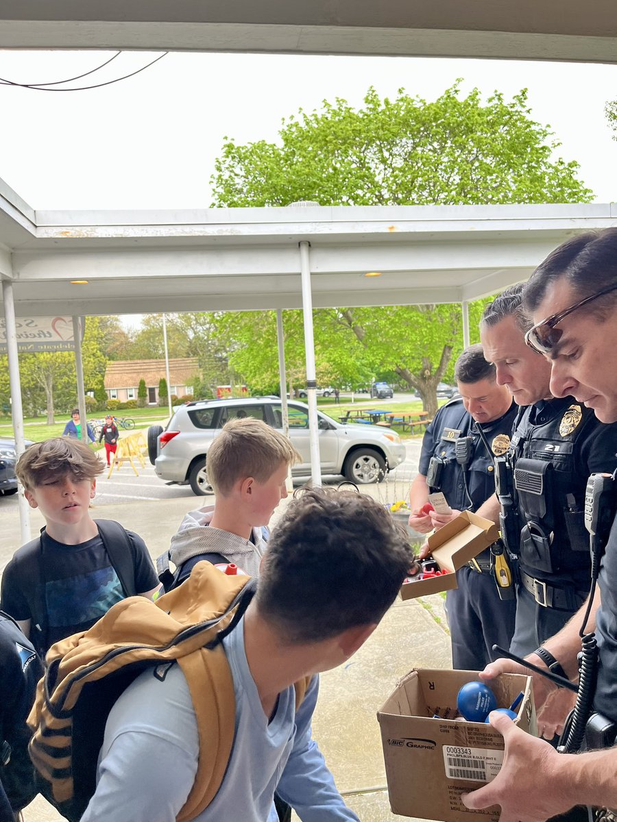 Hampden Meadows celebrated Walk, Bike, & Roll to School Day today! Thank you to our friends from Barrington PD for your help! Participants were put into a raffle, & winners received prizes donated from Barrington PD. Even some staff participated! @bps_ri @walkrollschool 🚶‍♂️🚲👨‍🦽