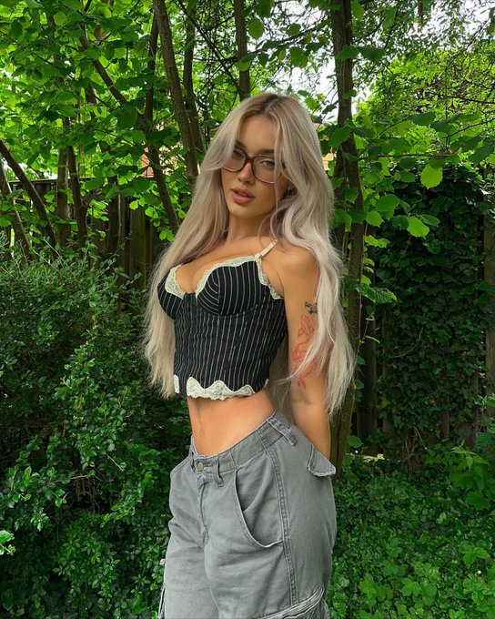would u go on a picnic date with me? 🤍 https://t.co/LbXJJ3rIqL