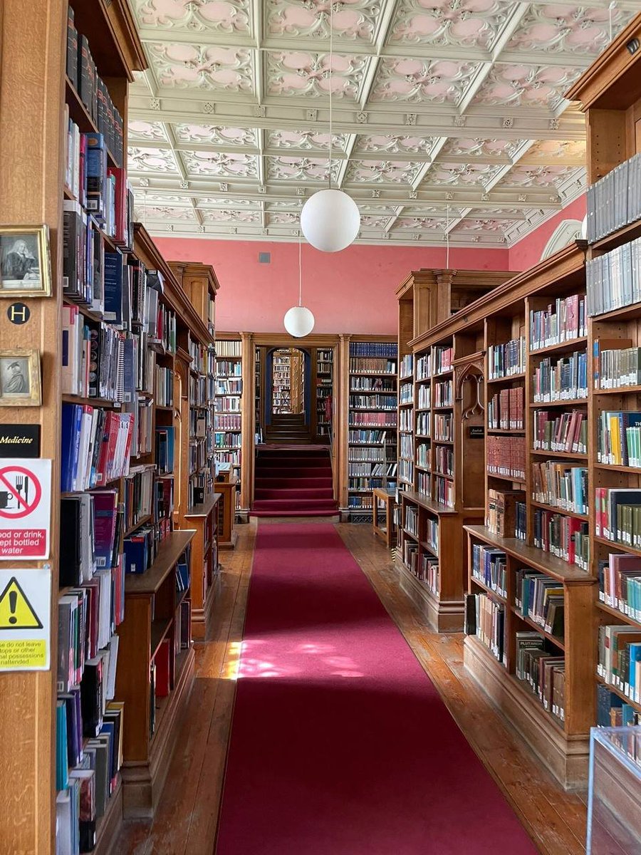 SakuraFall658's tweet image. The weather is not very good. I can bring a cup of coffee and choose a favorite book. I can sit quietly all afternoon.