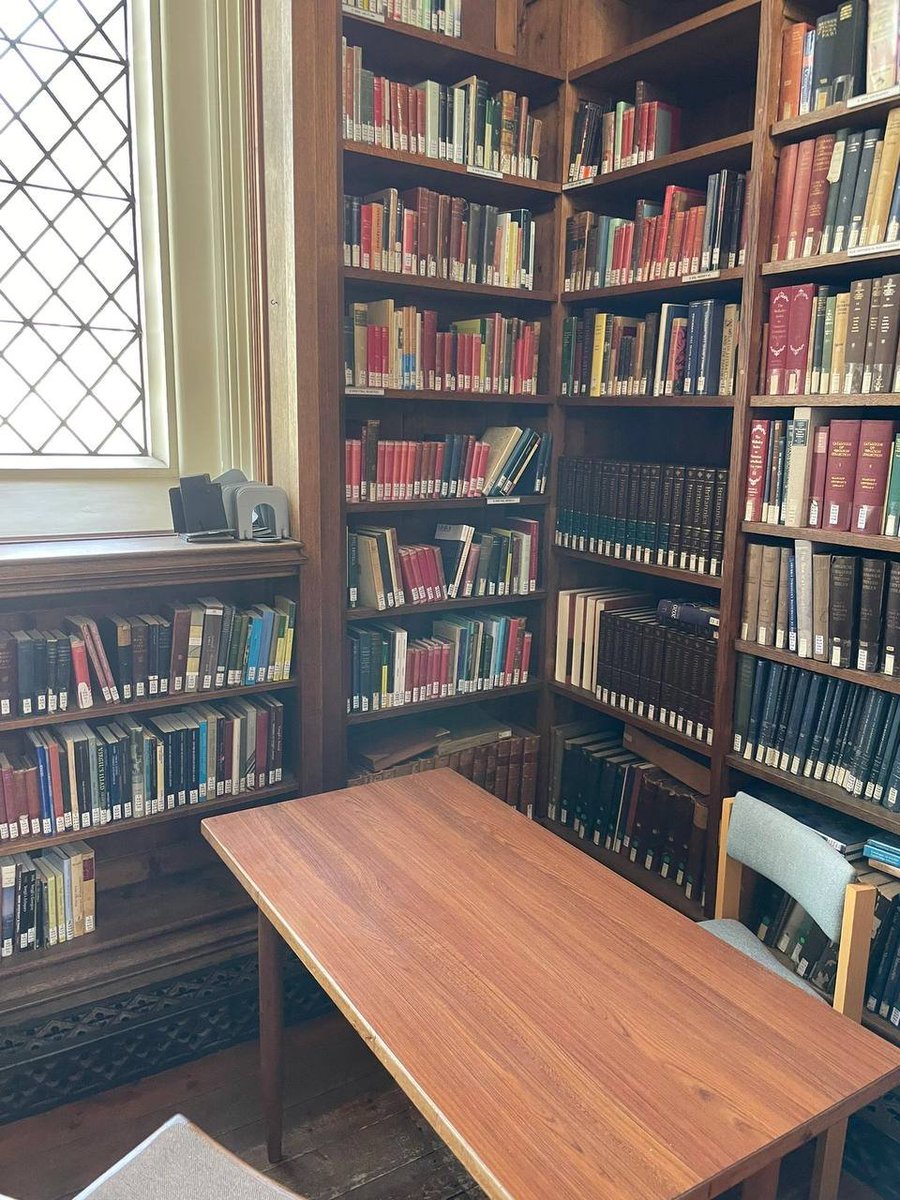 SakuraFall658's tweet image. The weather is not very good. I can bring a cup of coffee and choose a favorite book. I can sit quietly all afternoon.