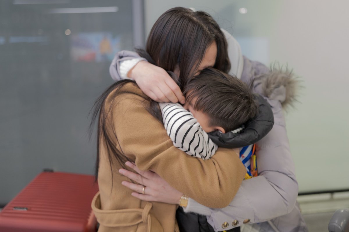 This is the moment Samira met her sister in safety, after months of danger and fear with her three year old son in Afghanistan. This was made possible by our partner @safepassageuk. Please donate what you can to help our partners continue their work here donate.chooselove.org/campaigns/dona…