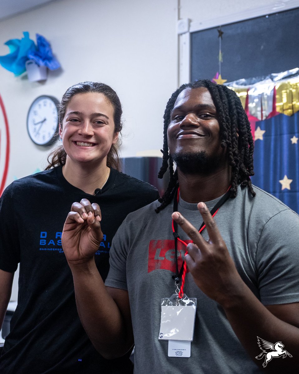 DallasWings's tweet photo. Another day, another delivery! 
 
Maddy delivered @Wendys breakfast and school supplies to Bailey Jr. HS this morning for Teacher Appreciation Week! Thank you to @Wendys, @amfidelity, and @TexasLifeInsCo for supporting our educators 📚 https://t.co/RS6EN2StHg