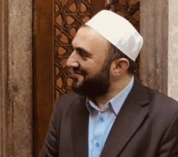 Bu görmüş olduğunuz kişiler, Müslümanların samimi duygularını istismar eden kimselerdir! Bunlara itibar edilmez kardeşlerim! Bir çeteleşme uğruna koca cemaati parçaladılar! Karşıların da milyonlar, kendileri çalkalasan 10 kişi! Düşünün ki 10 kişi uğruna milyonları yok saydılar..