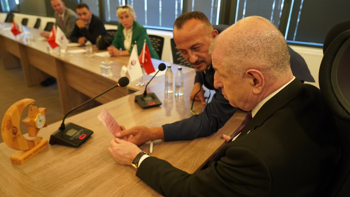 CirakStajFED's tweet photo. Zafer Partisi @zaferpartisi Genel Başkanı Sayın Prof. Dr. Ümit Özdağ @umitozdag , Federasyon Başkanımız Murat Bal ve beraberindeki dernek başkanlarını ağırlamıştır. @ma_cenkci
"Staj ve çıraklık başlangıçlarının ilk işe giriş tarihi olarak kabul edilmesini sağlayacağız" diyen sayın genel başkanımıza ve Sosyal Güvenlik Başdanışmanı 
Mehmet Akif Cenkci beye destekleri ile görüşmede bulunan temsilcilerimize çabaları için çok teşekkür ederiz.
Stajyer Çırak İtibardır #StajyerÇıraktanTasarrufOlmaz