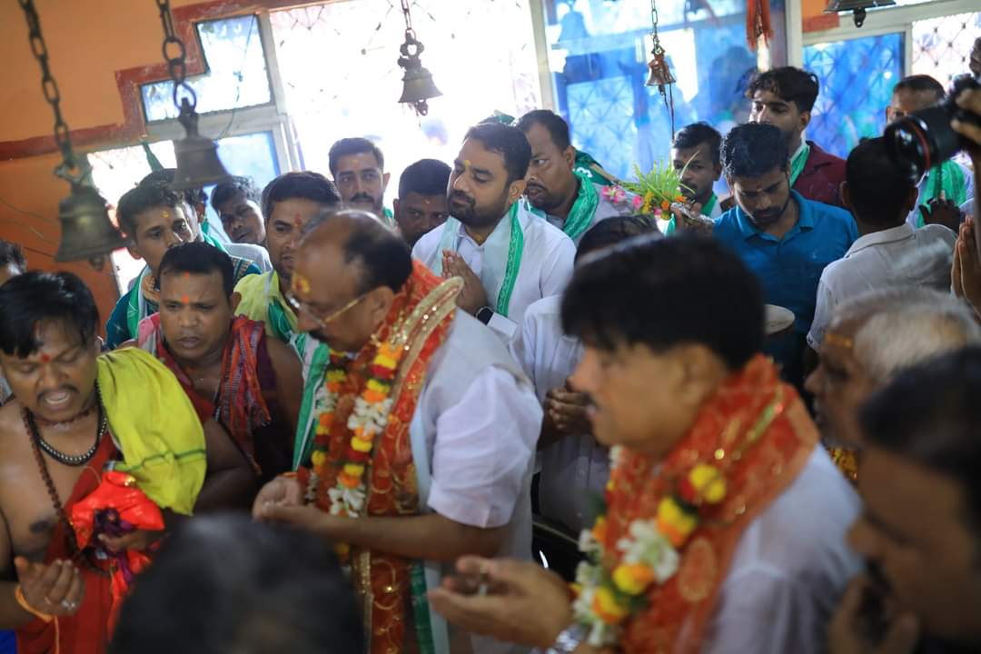 drshovenmohanty's tweet photo. It's heartwarming to see such enthusiasm and dedication from the #partyworkers and #localcitizens of #Tigiria, Athagarh towards their dynamic leader &amp; Hon’ble MLA @rajaaswain for organizing a grand rally for the @bjd_odisha  Cuttack #LokSabha Candidate @DrSantruptMisra 
#Tigiria https://t.co/cMsKGbth6h