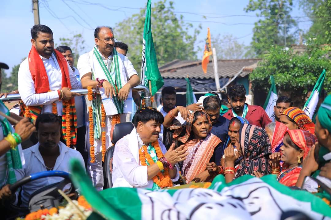 drshovenmohanty's tweet photo. It's heartwarming to see such enthusiasm and dedication from the #partyworkers and #localcitizens of #Tigiria, Athagarh towards their dynamic leader &amp; Hon’ble MLA @rajaaswain for organizing a grand rally for the @bjd_odisha  Cuttack #LokSabha Candidate @DrSantruptMisra 
#Tigiria https://t.co/cMsKGbth6h