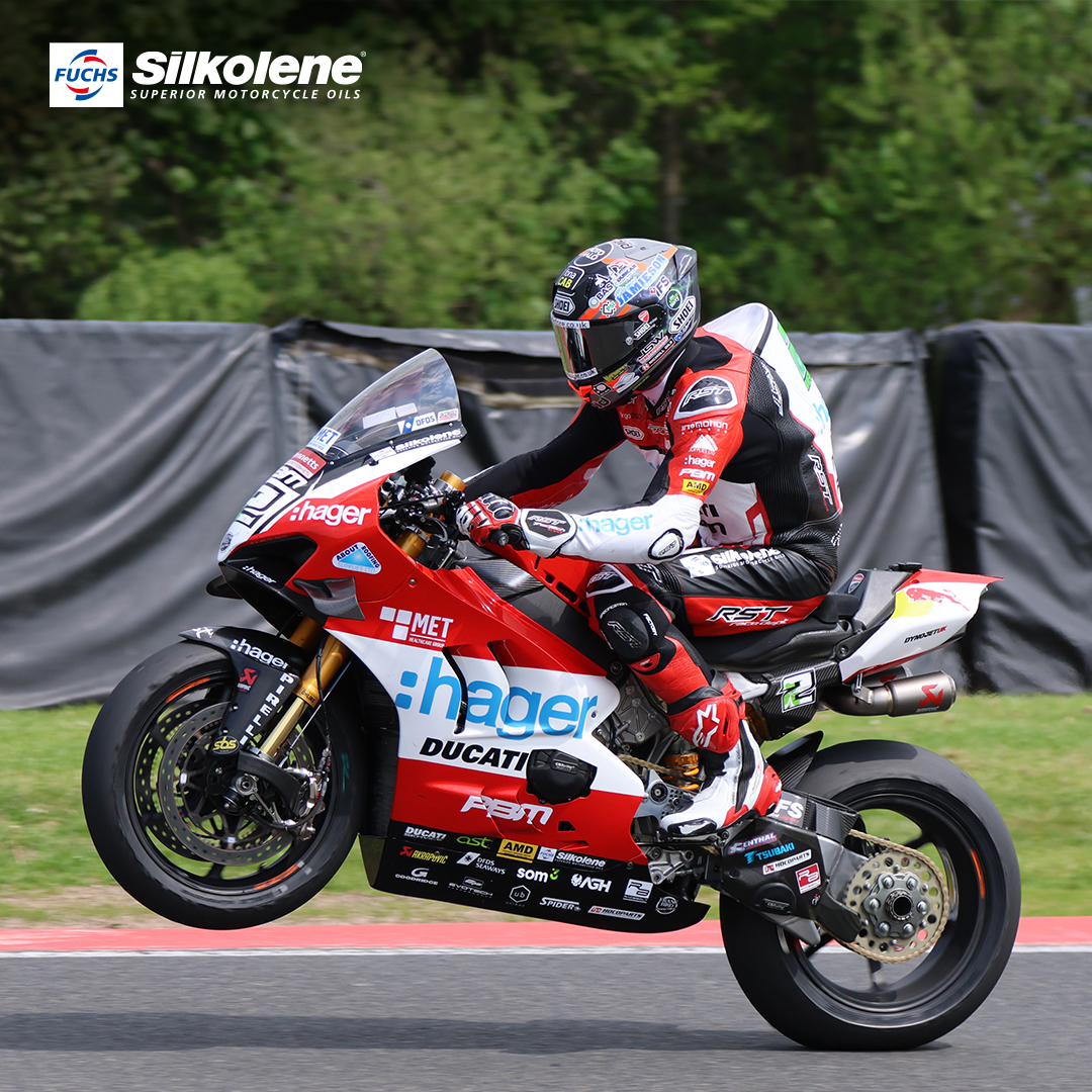 fuchs_silkolene's tweet photo. It's #WheelieWednesday! Here's @GirwinRacing pulling a stunning wheelie at Oulton Park!
Fresh off his treble win at R2 of @OfficialBSB, he's now gearing up to repeat his success at the @northwest200 this week. 🏆🔥
@PBM_Team
#NW200 #BSB #TrebleWinner #RoadRacing #OultonPark https://t.co/AmHHzyN34O