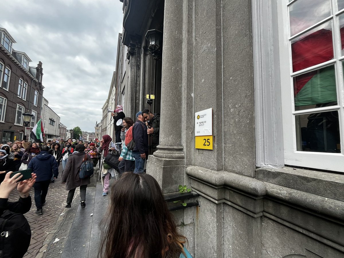 Ondertussen bezetten pro-Palestinademonstranten het pand van de UU aan de Drift in #Utrecht