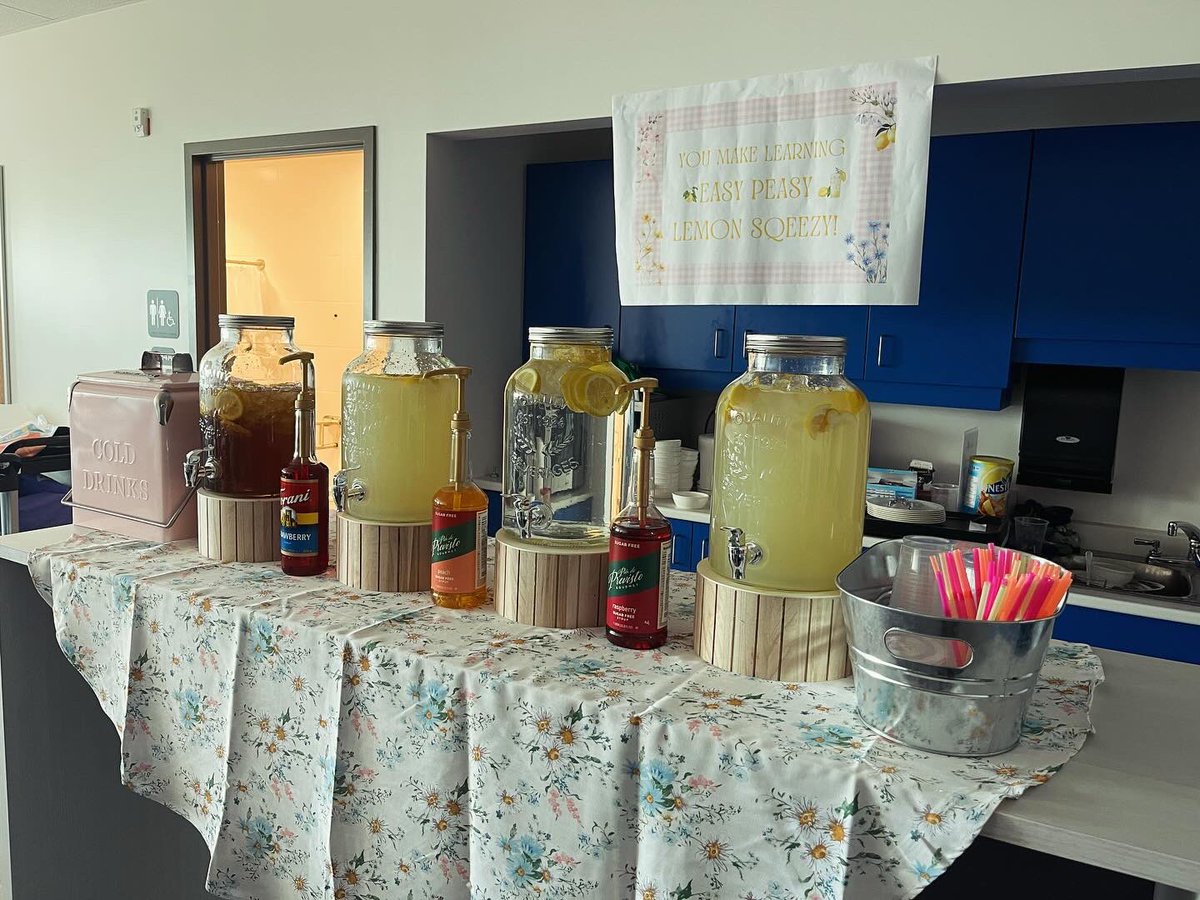 deborahruth's tweet photo. Teacher appreciation juice bar @westbedfordPP_8 

It was fun to chat with teachers during their lunch and see how happy they were for lemonade and sweets. 

The Home and School did a great job. https://t.co/dBEohhCZBI