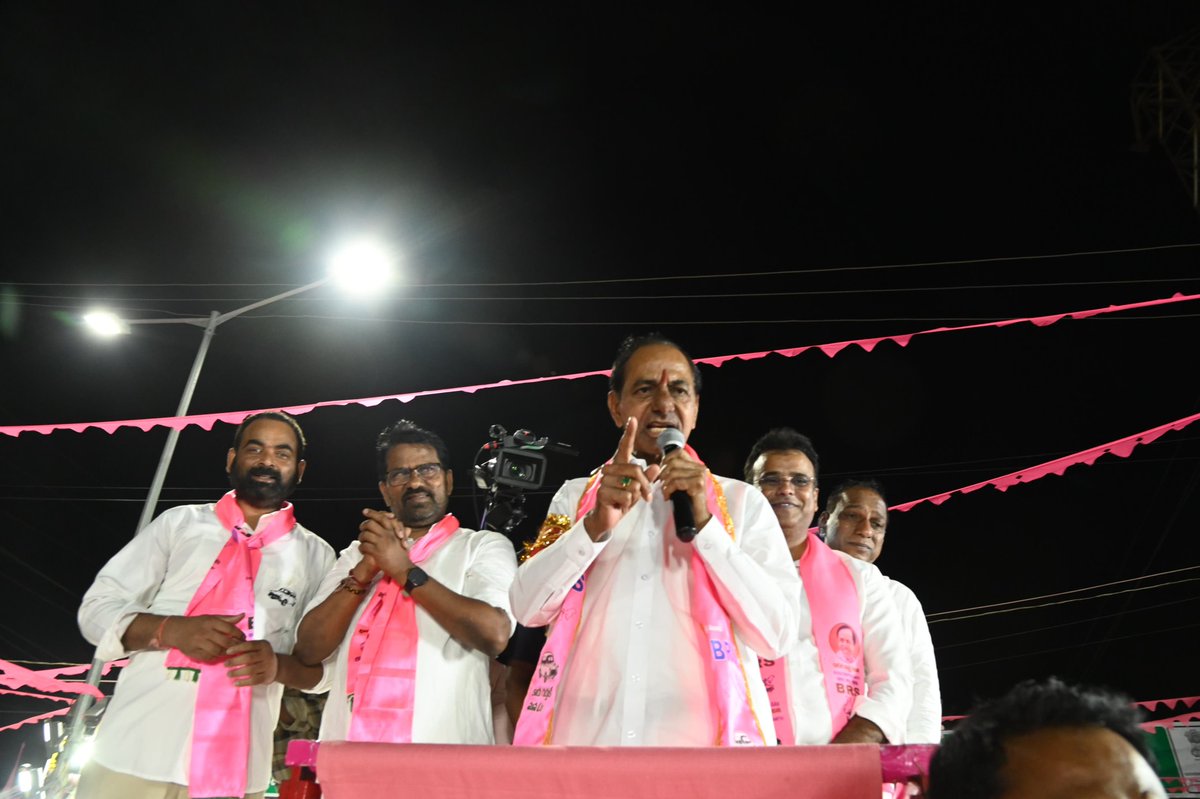 RajuShambipur's tweet photo. మల్కాజిగిరి నియోజకవర్గం, దుండిగల్ లో జరిగిన బీఆర్ఎస్ పార్టీ అధినేత శ్రీ కేసీఆర్ సార్ గారి రోడ్ షో ను విజయవంతం చేసిన ప్రజాప్రతినిధులు, నాయకులకు, కార్యకర్తలకు హృదయపూర్వక ధన్యవాదాలు. https://t.co/GjoD596C5l