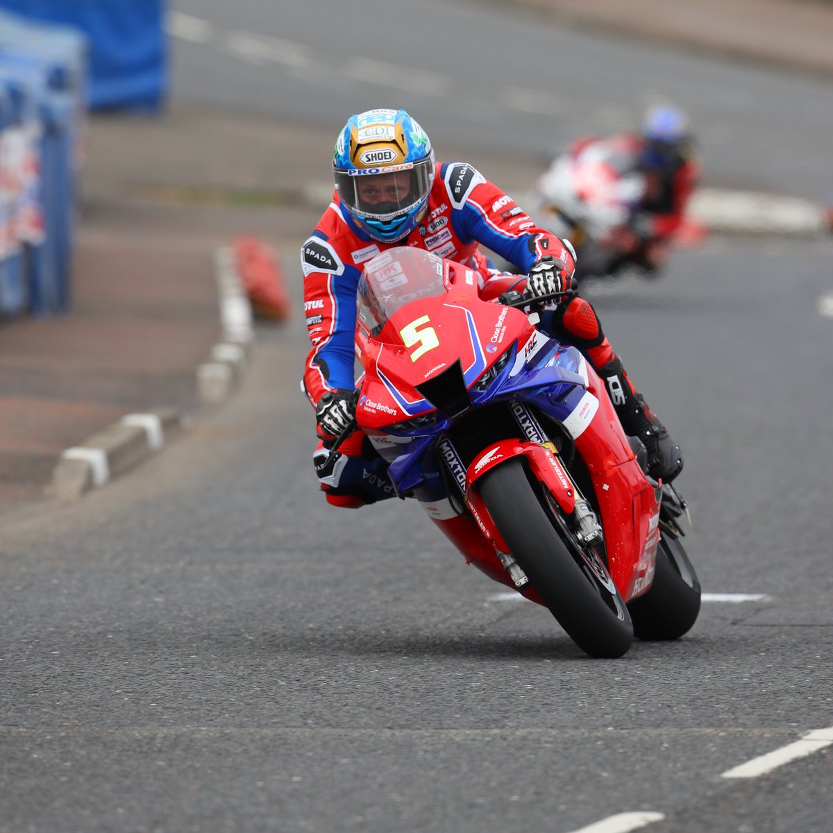 Second in Superstock Qualifying for @deanharrisonTT on his first outing for the Honda team at the @northwest200, while @jm130tt sits inside the top five. 💪 For the full story 👉 link.honda.racing/3n5S #HondaRacing #Fireblade