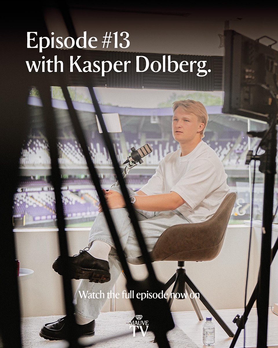 Kasper Dolberg. Jonge Deen, vader van twee, spits van Royal Sporting Club Anderlecht. 🇩🇰🎙️ Écoutez le 13ème épisode du RSCA Podcast maintenant sur Mauve.TV. 🟣⚪