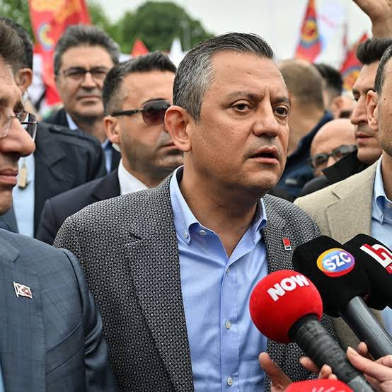 CHP Genel Başkanı Özgür Özel, atanamayan öğretmenleri, mülakat mağdurlarını, yeni müfredattan endişe duyanları 18 Mayıs saat 13.00'de İstanbul'da Saraçhane'ye çağırdı.