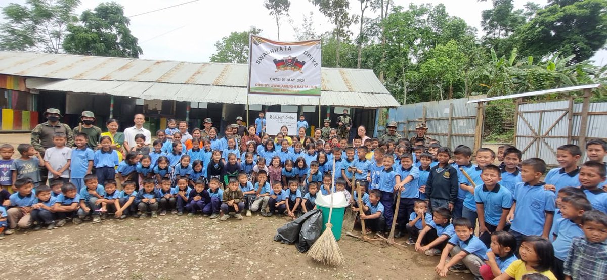 ASSAM RIFLES CONDUCTS SWACHHATA ABHIYAAN AT MANIPUR #AssamRifles on 07 May 2024, organised #SwachhataAbhiyaan with 160 students of Real Way Primary School at Saikul Town, Kangpokpi District in #Manipur. The event was organised under #MeriLiFE initiative enabling pro-planet…