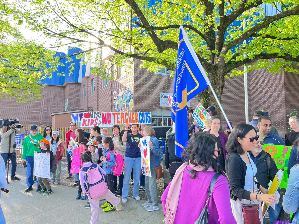 This morning @fundourschools joined concerned parents at Kensington Community School to protest @fordnation cuts to public ed. Merging 3 grades into ONE classroom is the result funding cuts: our kids & workers pay the price. Join us! #FundOurSchools⤵️ fundourschools.ca