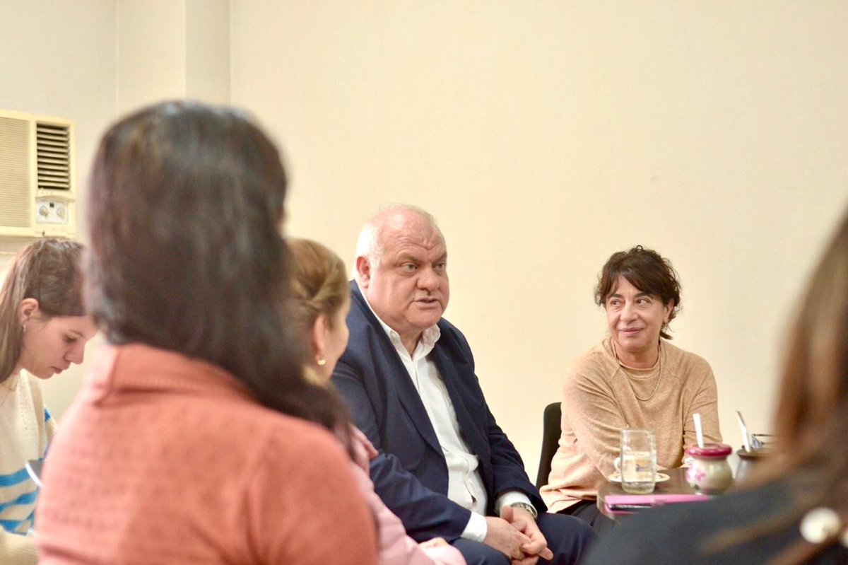 Reunión con directores de Hogares e Institutos de cuidado en pos de fortalecer el abordaje de grupos vulnerables

Lee la nota completa: mdstuc.gob.ar/2024/05/08/reu… 👈