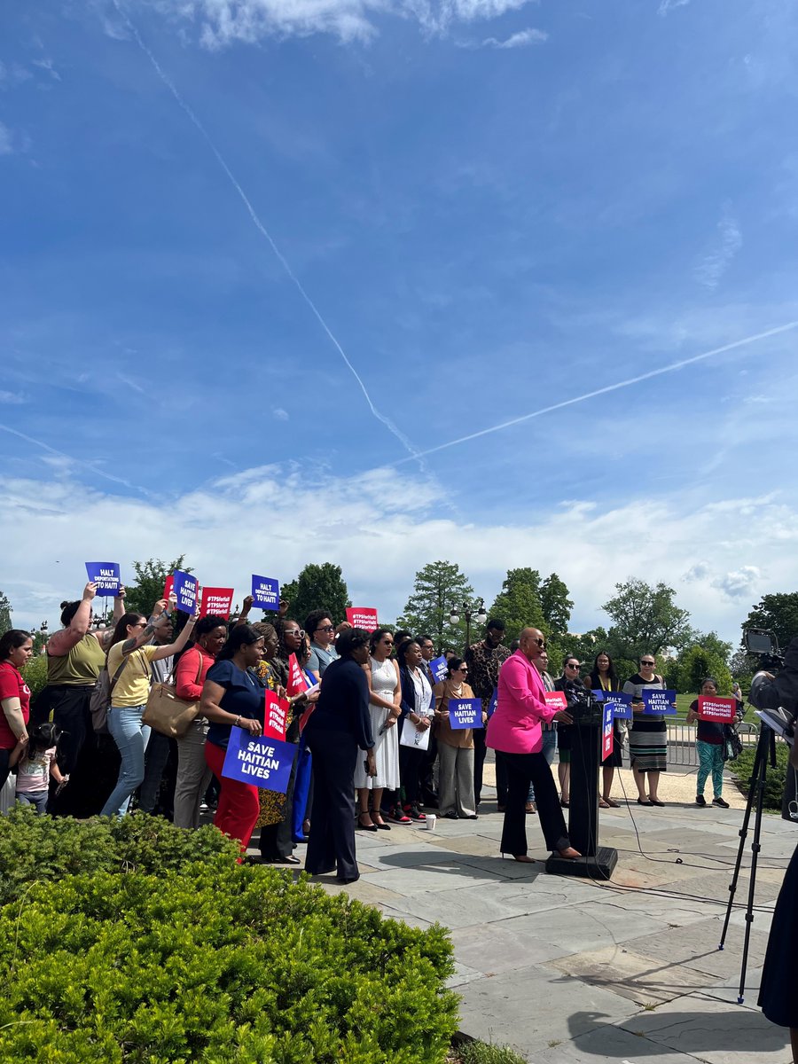 We @wrcommission are proud to support leaders from @HaitianBridge @nhaeon @FLImmigrant @UndocuBlack today at the US Capitol with @RepPressley + more in calling for the Biden admin to protect Haitians seeking safety and increase aid to Haiti #TPSforHaiti #StopDeportations2Haiti