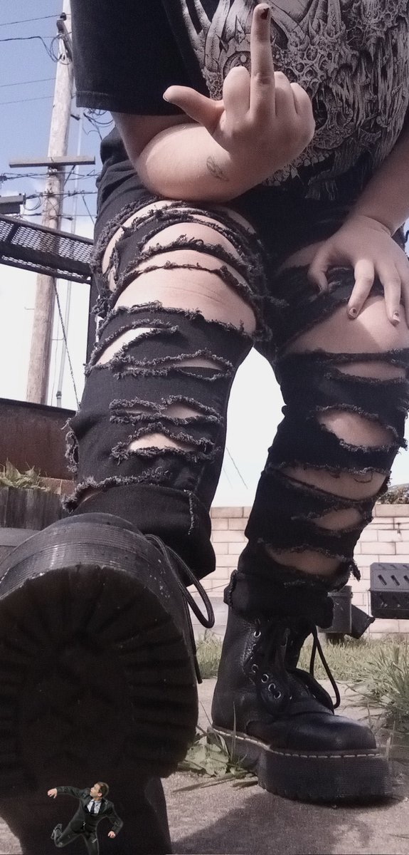 captainpizzza's tweet photo. Thinking about the many ways to worship or be crushed by @honey_batz. Pretty great way to go out if you ask me🤷🏻♂️ #sizetwitter #worship #boots #bugstomp https://t.co/wyTpUShinS