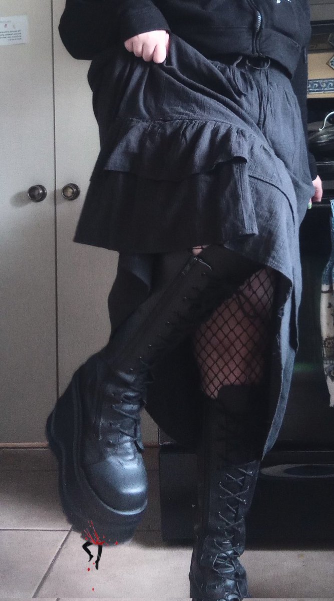 captainpizzza's tweet photo. Thinking about the many ways to worship or be crushed by @honey_batz. Pretty great way to go out if you ask me🤷🏻♂️ #sizetwitter #worship #boots #bugstomp https://t.co/wyTpUShinS