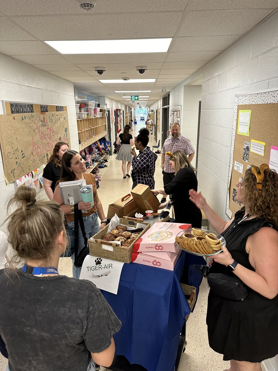 How awesome is admin <a href="/TweedsmuirS/">Tweedsmuir Public School</a> recognizing staff for Educator Appreciation Week?! Thanks <a href="/JulieRuberto/">Julie Ruberto</a>!!! <a href="/TVDSB/">Thames Valley DSB</a>