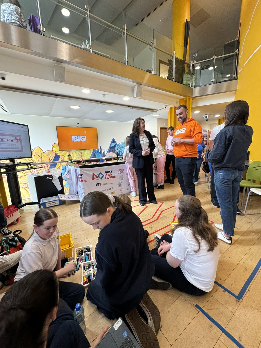 .@USAmbIreland visited @AWS_UKI Think Big Space in Tallaght, meeting with students from @ScoilTreasa in Firhouse who have won the All Ireland LEGO Robotics Coding Competition.