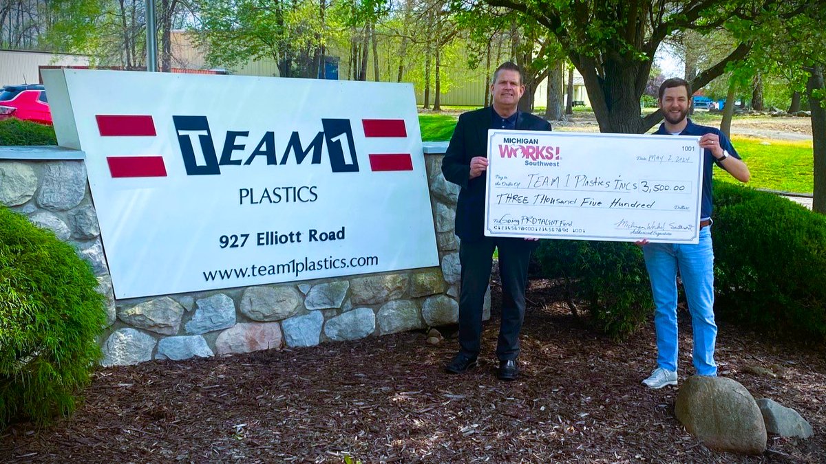 Team1Plastics's tweet image. Last week, Team 1 Plastics was awarded a grant from Michigan Works! Association as part of a training consortium of local businesses that teamed up to send employees to Dale Carnegie training. 

#michiganworks #dalecarnegie #goingprotalentfund #weloveourteam #training