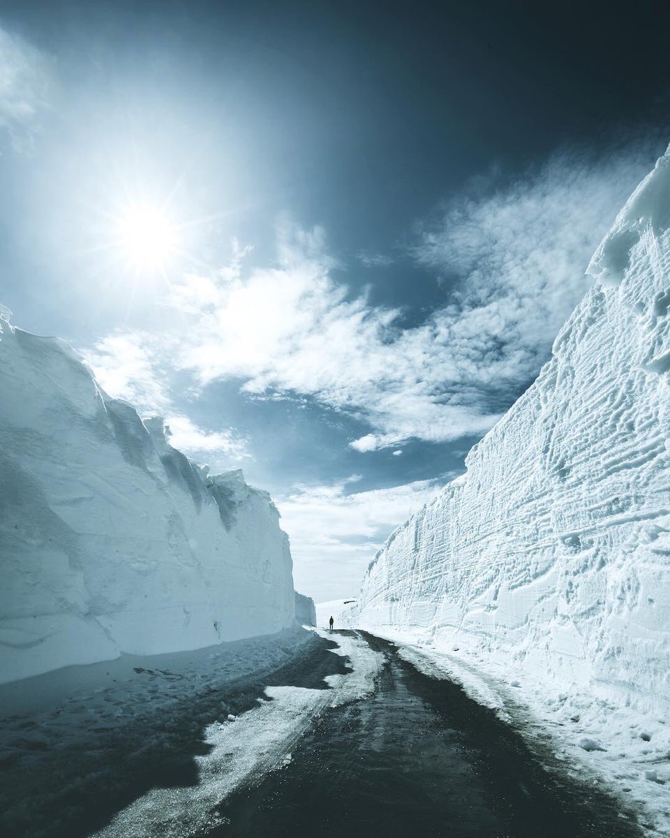 5 meter high winter snow drifts in Senja, Norway 🇳🇴