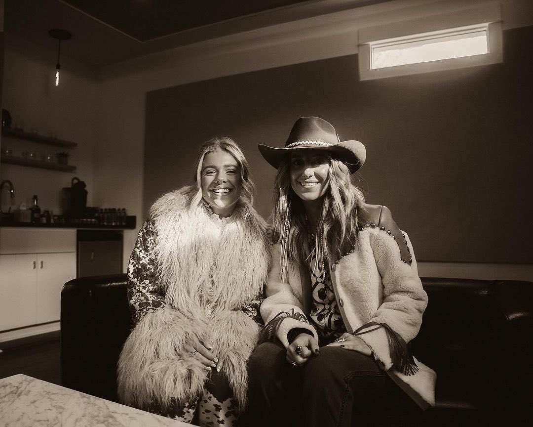 Dream duo right here! 👏 Listen to @Annewilsonmusic and @laineywilson song 'Praying Woman' on Anne's album REBEL, out now! AnneWilson.lnk.to/REBEL