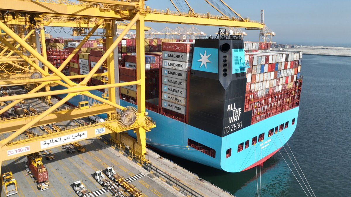 فخورون باستقبال السفينة الضخمة 'آني ميرسك' التابعة لـشركة ميرسك، والتي تعتبر أول سفينة كبيرة قادرة على العمل باستخدام الميثانول الأخضر في العالم، في ميناء جبل علي. يؤكّد وصول هذه السفينة على جهودنا المستمرة لتحقيق الاستدامة، والتزامنا بخفض الانبعاثات في هذا القطاع الحيوي. @Maersk