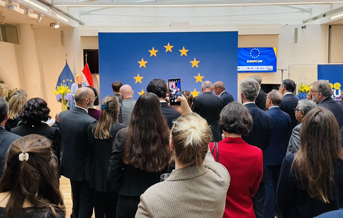 Im Vorfeld des morgigen Europatages: Full House im Haus der EU 🇪🇺🇦🇹 beim Empfang der in Wien ansässigen EU-Einrichtungen 🇪🇺 @EUKommWien, @Europarl_AT, @EURightsAgency, @Ener_Community, @euunvie, @EIB & @BelgiuminVienna. Ministerin @lgewessler: Wir sind stärker, wenn wir in