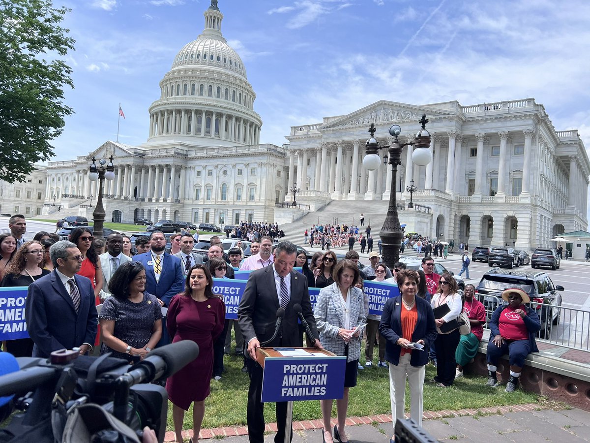 🏛️ Immigrant advocates & Members of Congress urge @POTUS @JoeBiden  for work permits, affirmative relief outside the Capitol: YES to TPS & DED for long-term undocumented individuals

Joined with @SenAlexPadilla @RepJayapal @RepBarragan @SenCortezMasto @CoryBooker 

#TPSjustice 🔥