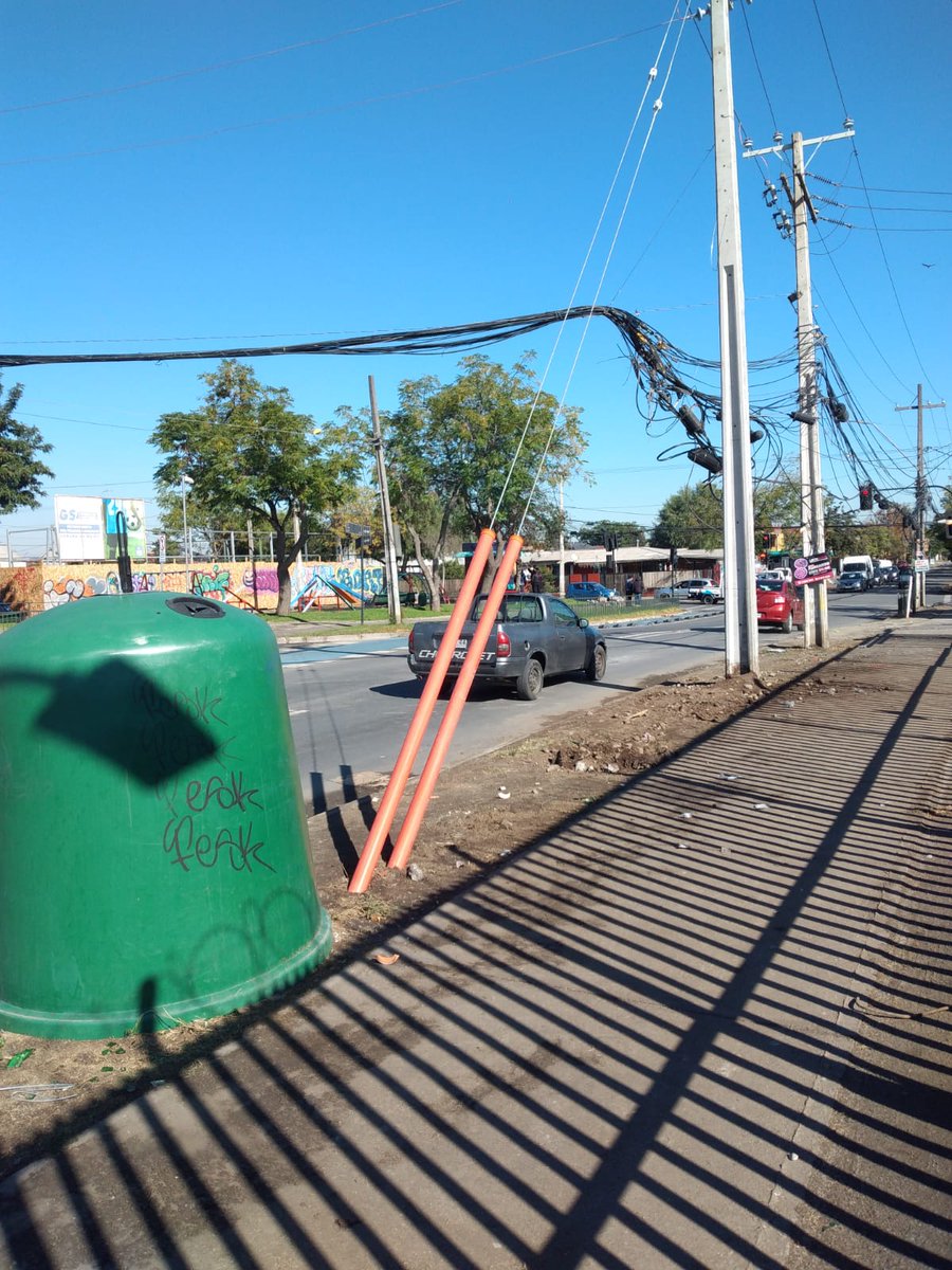 ignaciadc's tweet photo. @Enel_Informa_CL @lavozdemaipu @EnelChile  llevamos 25 hrs sin luz!!! Hemos hecho los reque  correspondientes por Wsp y he llamado más de 20 veces, dejándome en espera.  necesitamos luz, pase en la mañana y no hay nadie trabajando en los postes y en los cables que explotaron en psj polinesia https://t.co/bFB6fROXjk