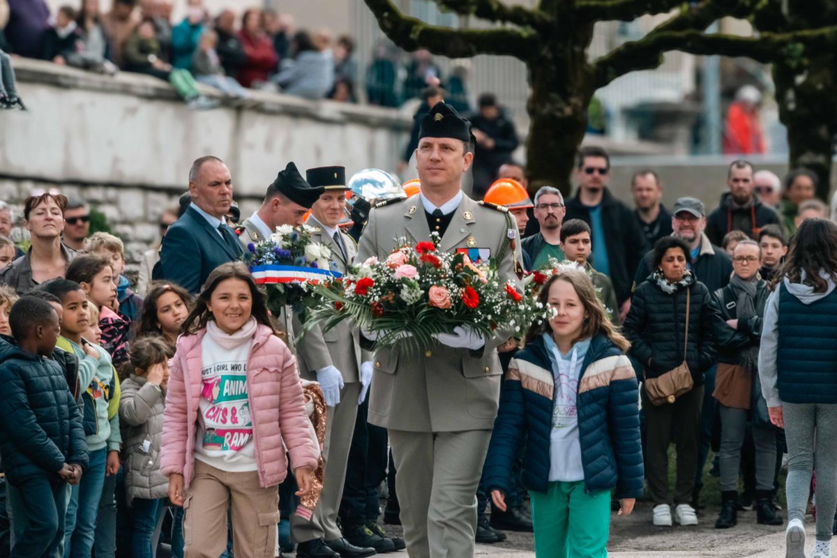 Ce matin, le chef de corps des #sapeurleclerc a présidé la cérémonie commémorative à Pontarlier, aux côtés de monsieur Nicolas Onimus, sous-préfet de l’arrondissement et de monsieur le maire, Patrick Genre. Ils ont rendu hommage aux combattants et victimes de guerre.
