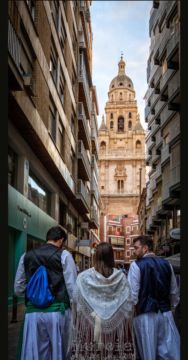 Por senderos de tierra y con aroma a azahar,
llegó una huertana con paso firme al caminar.
[...]
Joya del arte, testigo muda de la ciudad ancestral.
La huertana queda maravillada ¡ANTE LA CATEDRAL!

#murcia #regiondemurcia #bandodelahuerta #canon #canonespaña #canon_photos