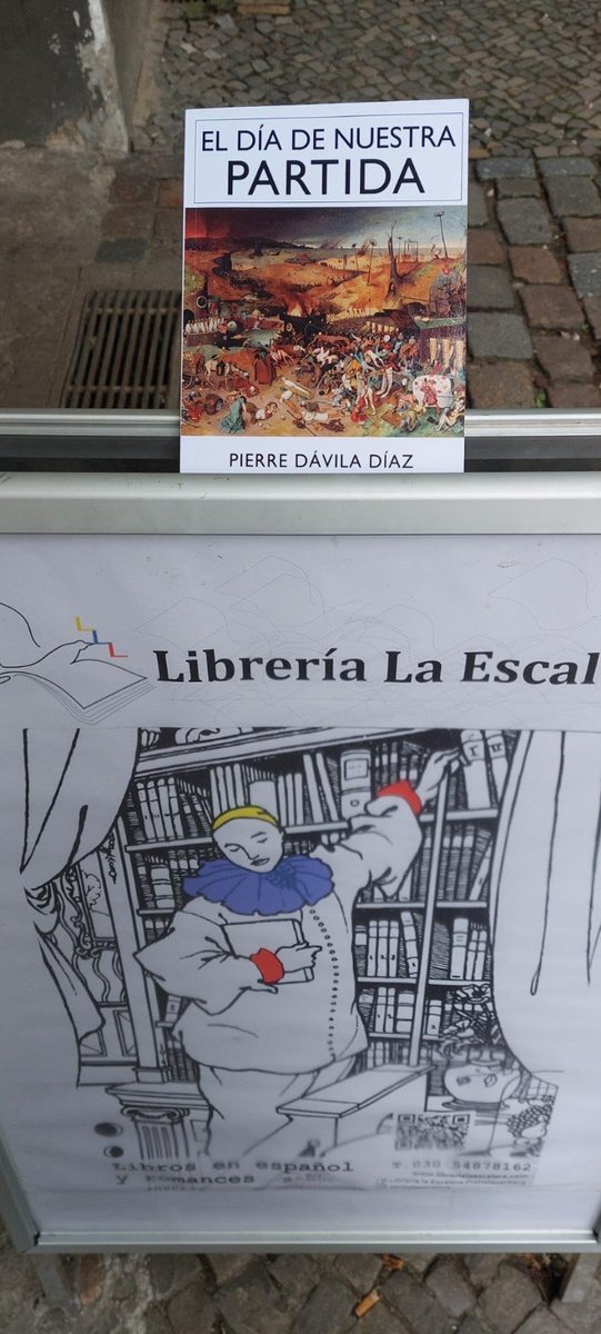 Estas fotos las ha hecho llegar un lector alemán y están realizadas en La librería La escalera de Berlín. La obra que sostiene en su mano es de EL DÍA DE NUESTRA PARTIDA de nuestro escritor Pierre Dávila Díaz, autor En esta obra emprenderemos el viaje del protagonista que le