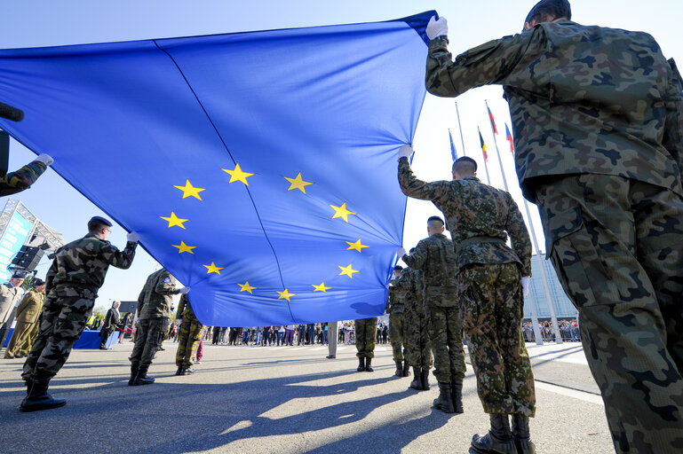 Разом лідери ЄС взяли на себе зобов’язання щодо спільної політики безпеки та оборони, яка встановлює основу для оборони ЄС та врегулювання криз. Вторгнення Росії в Україну дало новий імпульс для поглиблення цієї співпраці. Дізнайтеся більше на порталі 👉…europe-does-for-me.europarl.europa.eu/en/focus/Z21