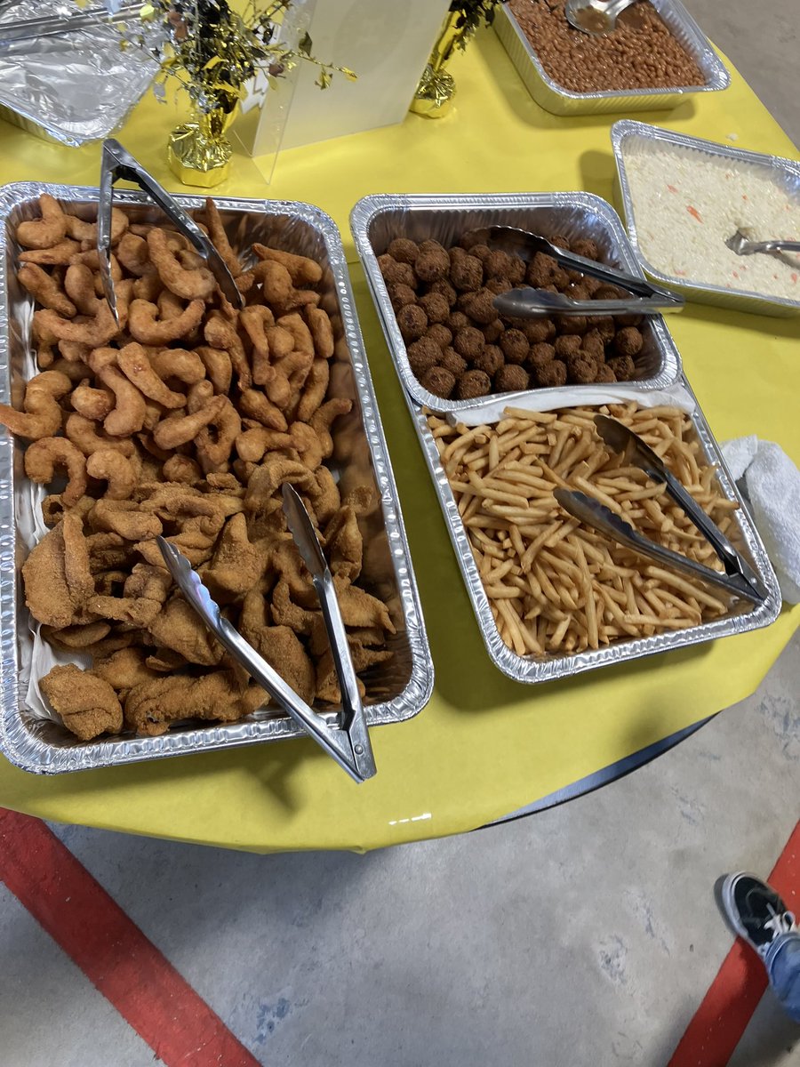 1EThompson's tweet photo. Day-3 Wear your Bright, Yellow 💛shirt, and be Happy😊Sammons annual Teacher Appreciation Luncheon provided by “Catfish on Wheels”🍤 @SammonsES_AISD @miriAC1014 @SADubberke #LetYourLIGHTShine #TeacherAppreciation https://t.co/hHBYR4MOlt