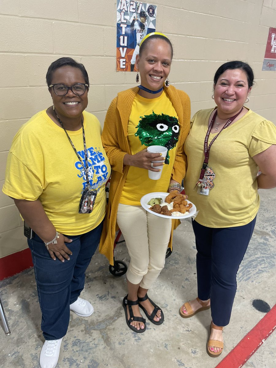 1EThompson's tweet photo. Day-3 Wear your Bright, Yellow 💛shirt, and be Happy😊Sammons annual Teacher Appreciation Luncheon provided by “Catfish on Wheels”🍤 @SammonsES_AISD @miriAC1014 @SADubberke #LetYourLIGHTShine #TeacherAppreciation https://t.co/hHBYR4MOlt