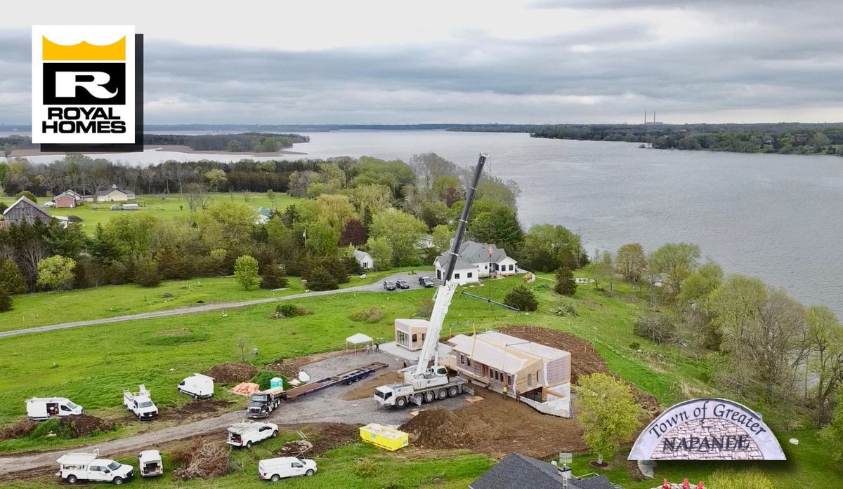 A custom Q-M1 for David & Kristi taking shape on Hay Bay! 2 of 3 prefab modules set perfectly by crane. A modern, stylish home overlooking the water! #custombuilder #since1971 #CustomHomeDesign 🏡🇨🇦 royalhomes.com/models/modern-… 1-800-265-3083