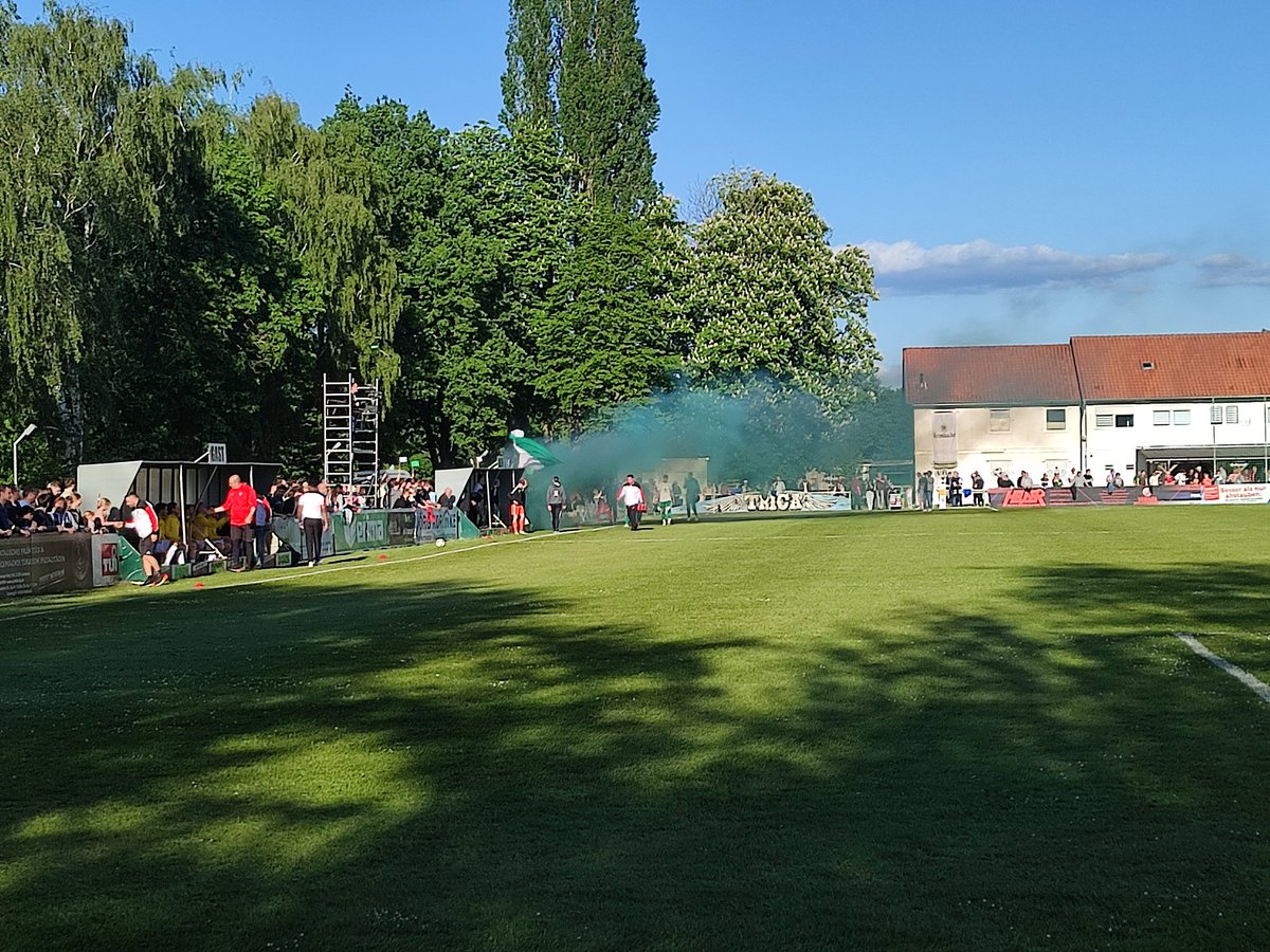 Harter Kern auf beiden Seiten sogar mit Pyro 😂
#Amateurfußball