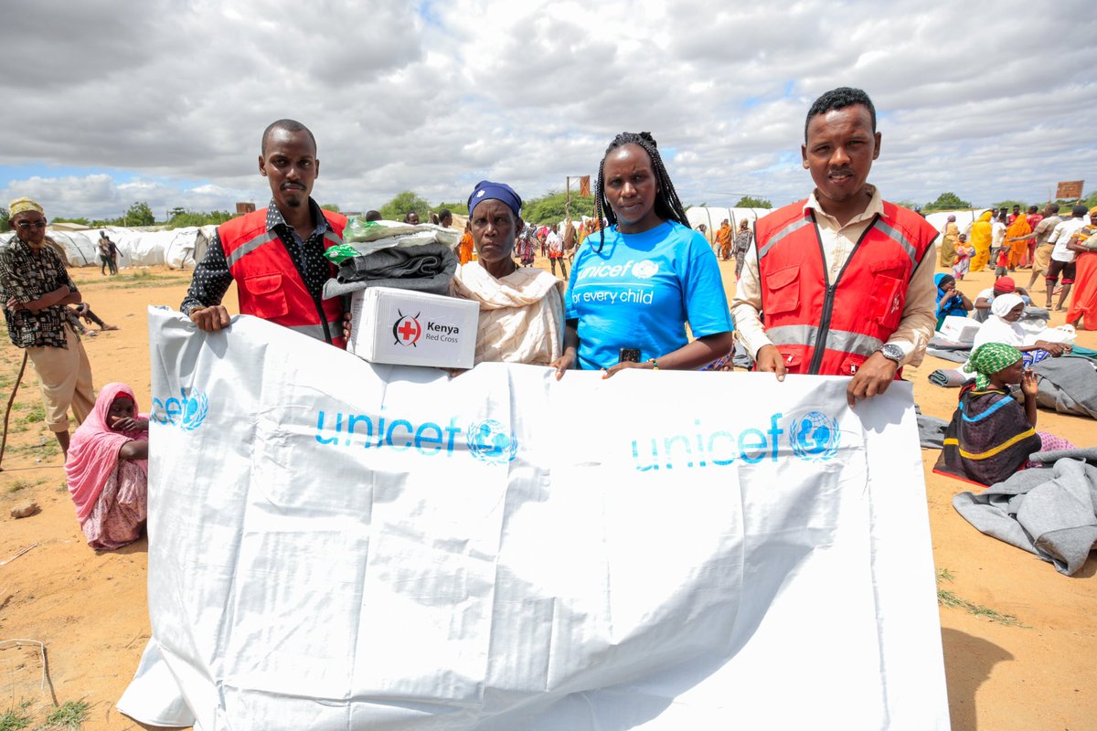 UNICEFKenya's tweet photo. We are responding to the rising needs of families affected by the ongoing floods. 
@UNICEFKenya, @KenyaRedCross &amp; the Directorate of Children's Services in Garissa County today distributed tents &amp; blankets to over 300 families affected by floods at the Young Muslim IDP camp. 1/2 https://t.co/uNmUlL5QVD
