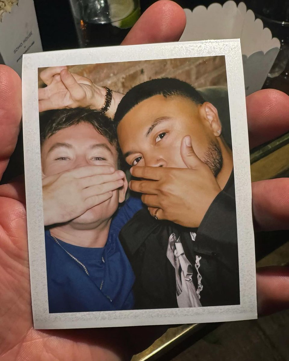 📸 | Novas fotos de Barry Keoghan ao lado de Alfredo Flores durante o after-party do #MetGala na segunda-feira (06/05). #wolfcub #ProudOfBarry

📲 | alfredoflores.