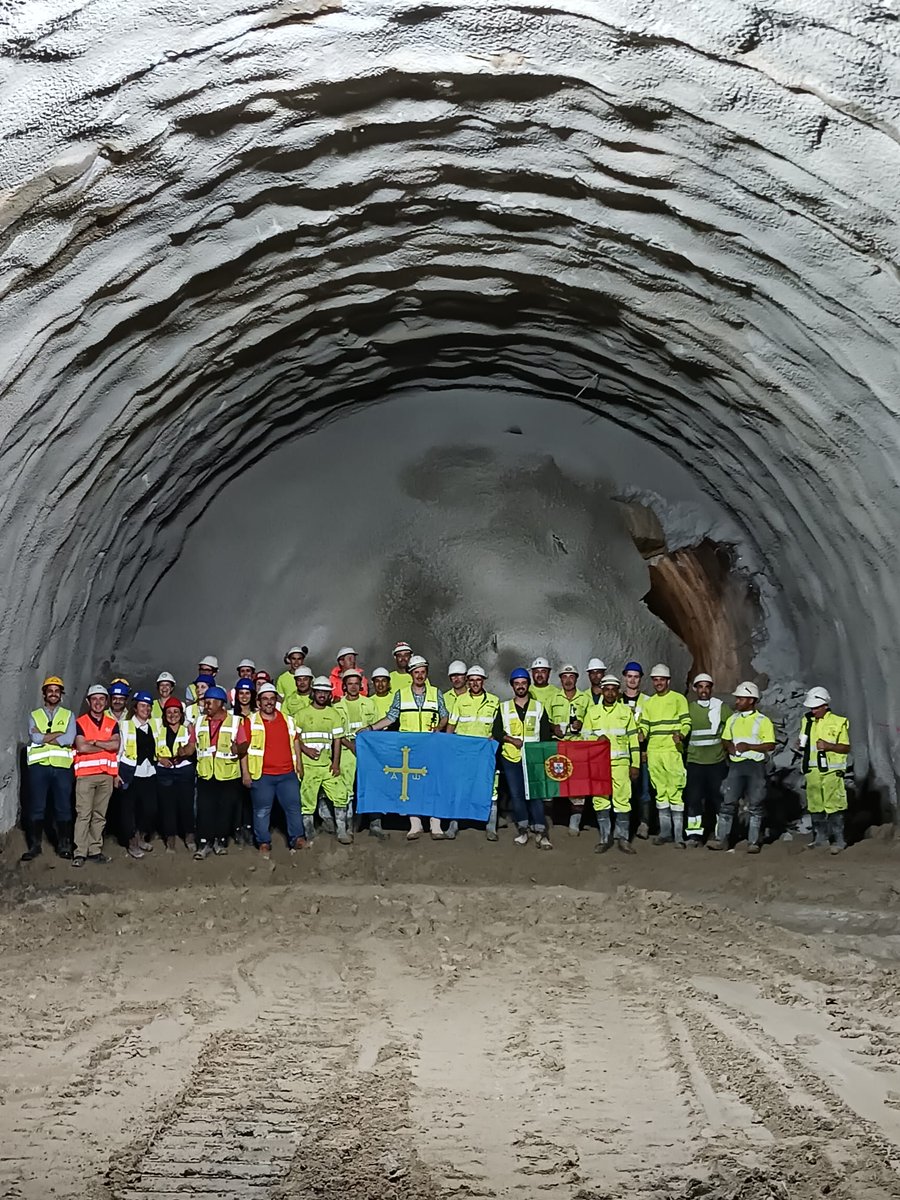 Foi concluída, esta tarde, a escavação do túnel entre o Jardim do Carregal e a Praça da Liberdade, respeitante à empreitada da Linha Rosa (G) do Metro do Porto. 🤩 🚇 Com uma extensão aproximada de 580 metros, este foi o primeiro túnel da Linha Rosa a ser escavado.
