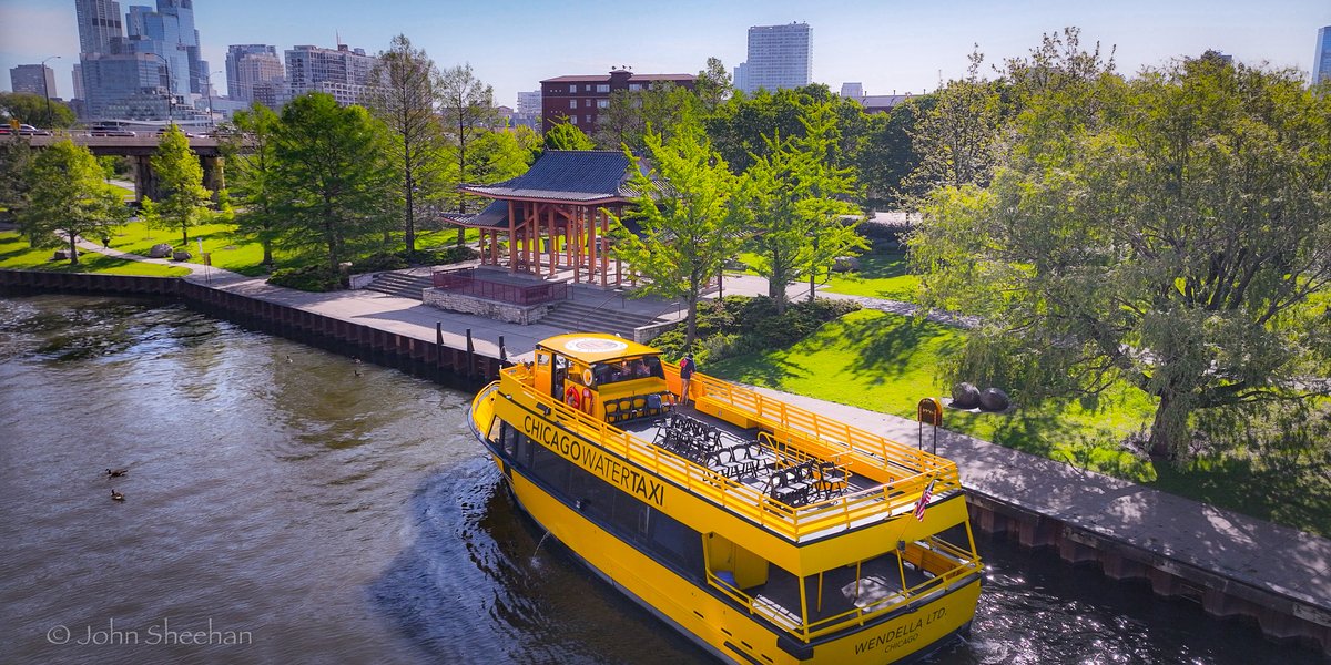 #Chicago #ChicagoRiver #ChicagoTourism 

Morning water taxi arriving at Ping Tom Park